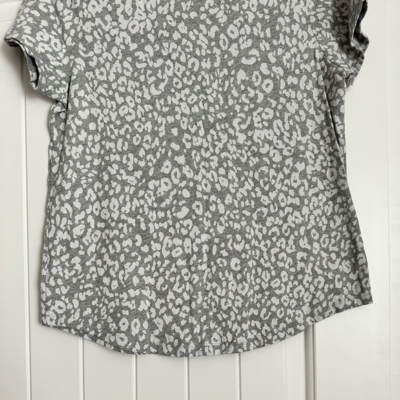 {Old Navy} EveryWear Patterned Short-Sleeve Tee in Grey Leopard - Picture 4 of 4